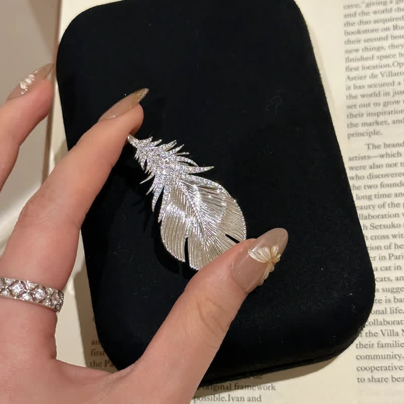 Spilla con ciondolo a forma di piuma con strass lucidi da donna - image 2