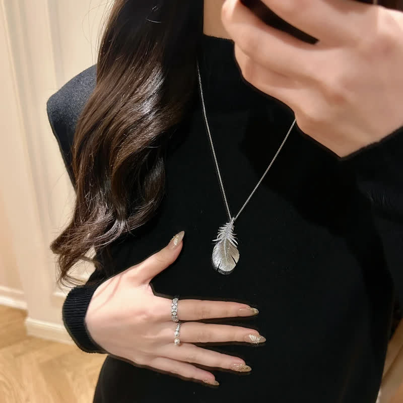 Spilla con ciondolo a forma di piuma con strass lucidi da donna - image 5