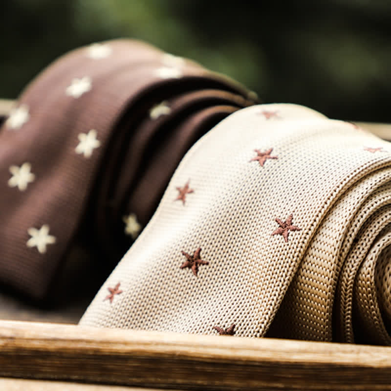 Cravatta lavorata a maglia con stelle e pois color cappuccino da uomo - image 1