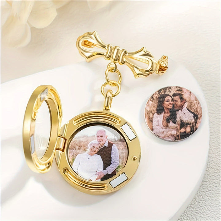 Personalizza la tua spilla con fiocco fotografico, spilla commemorativa in metallo - Oro - image 0