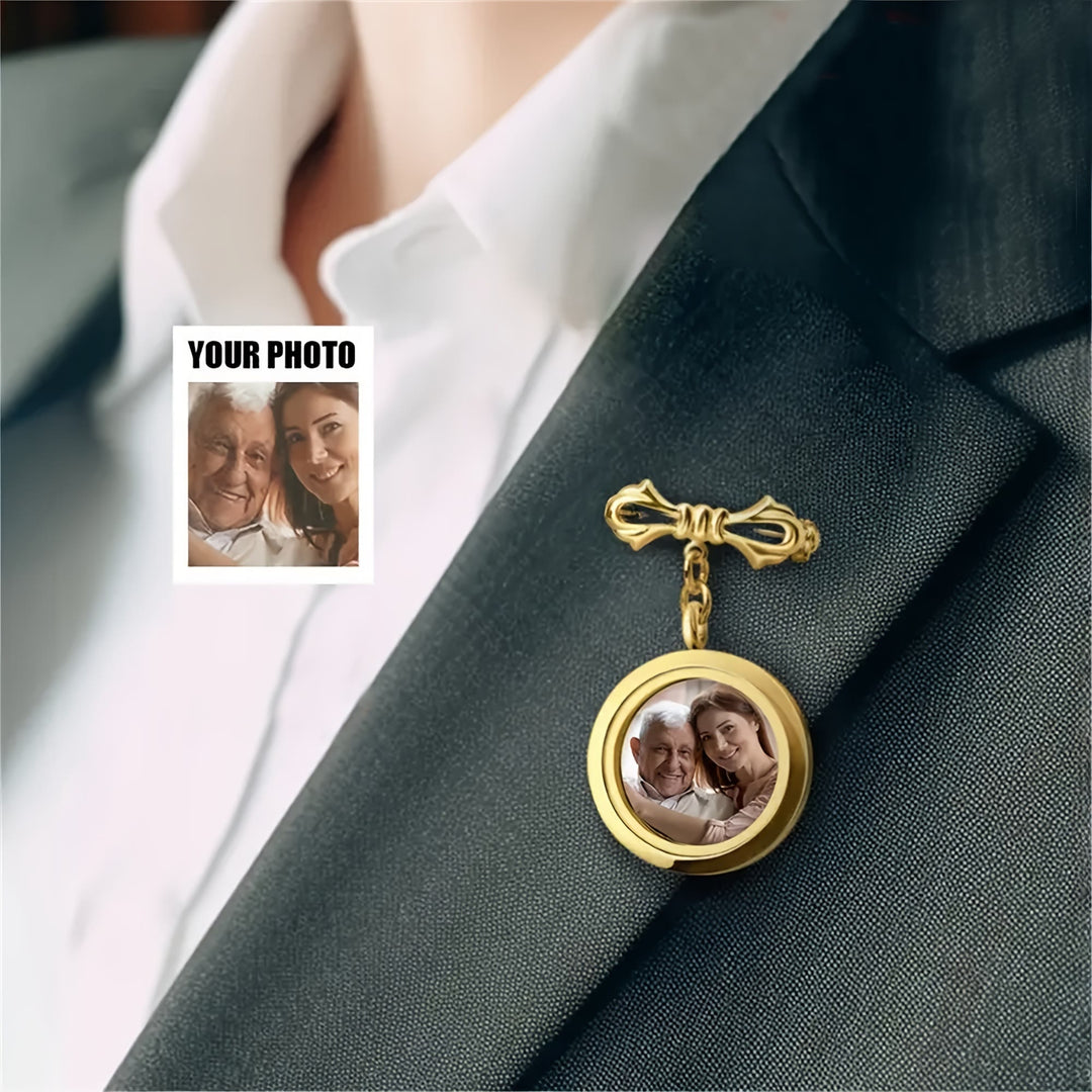 Personalizza la tua spilla con fiocco fotografico, spilla commemorativa in metallo - image 1