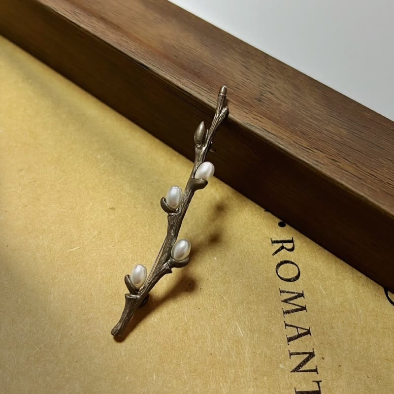 Spilla vintage con ramo in legno e perle in lega - image 7