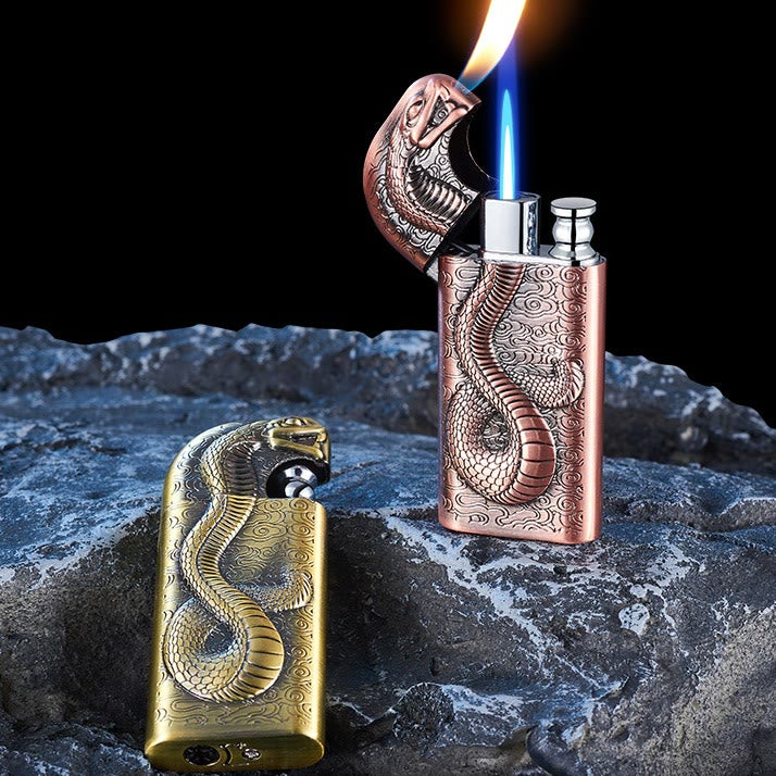 Accendino a butano ricaricabile con motivo a doppia fiamma e motivo Serpent King in rilievo - image 3