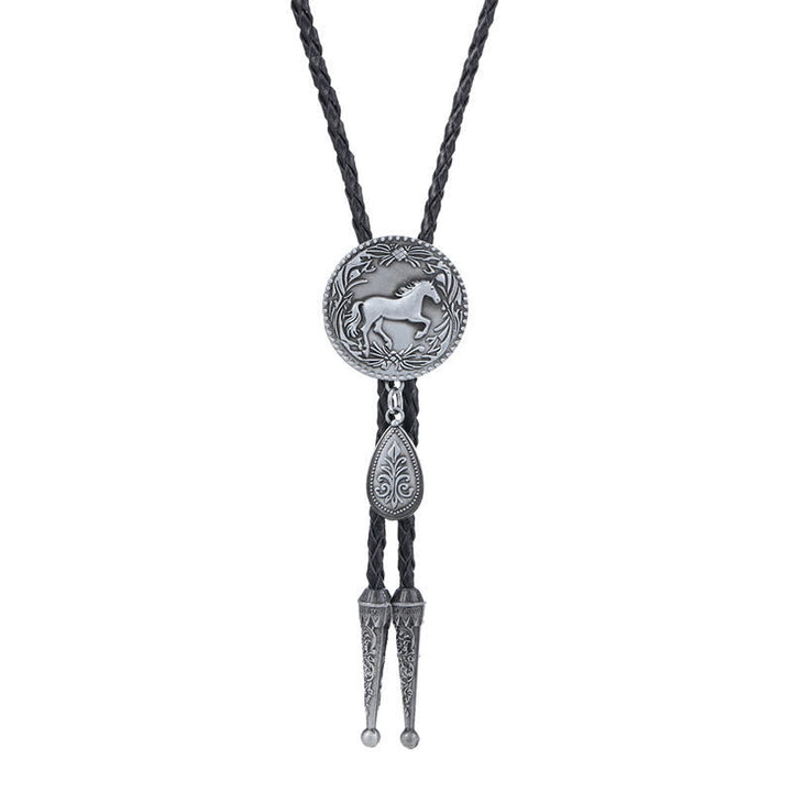 Cravatta Bolo con dettaglio di intaglio del cavallo occidentale e piccolo ciondolo - image 2