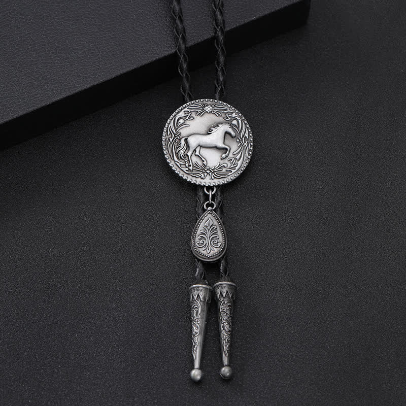 Cravatta Bolo con dettaglio di intaglio del cavallo occidentale e piccolo ciondolo - Nero - image 0