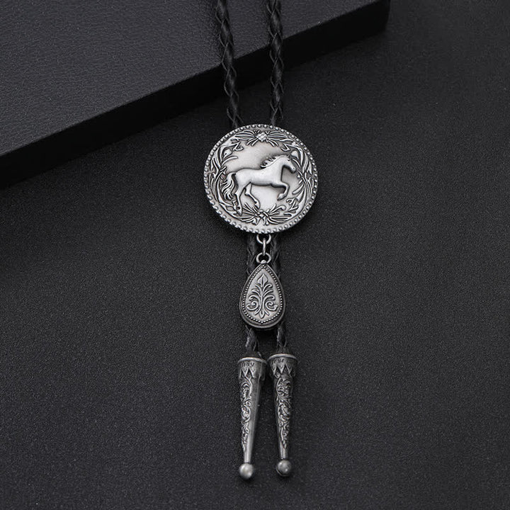 Cravatta Bolo con dettaglio di intaglio del cavallo occidentale e piccolo ciondolo - Nero - image 0