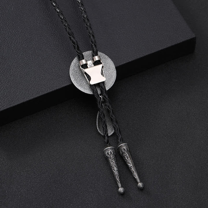 Cravatta Bolo con dettaglio di intaglio del cavallo occidentale e piccolo ciondolo - image 1