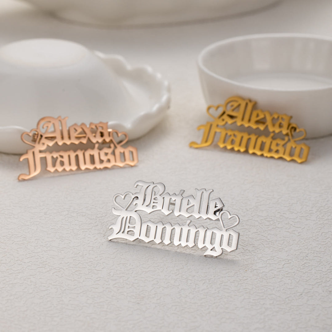 Spilla personalizzata con due nomi in acciaio inossidabile, accessori per abiti - image 0