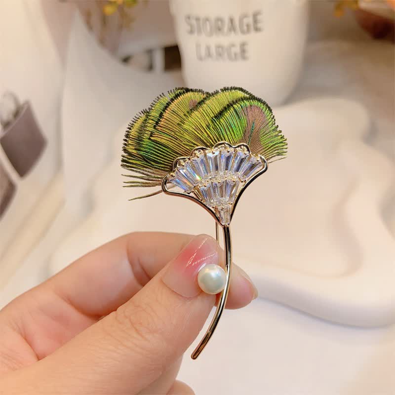 Spilla da donna a forma di foglia di gingko con piuma di pavone verde - image 1