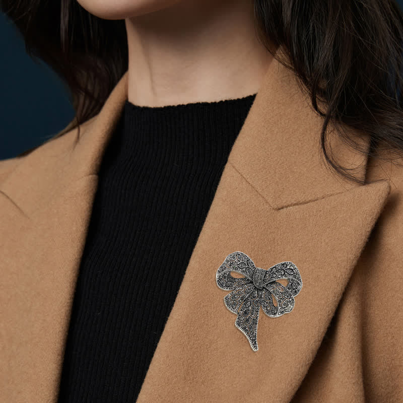 Spilla da donna in argento antico a forma di fiocco con strass - image 2