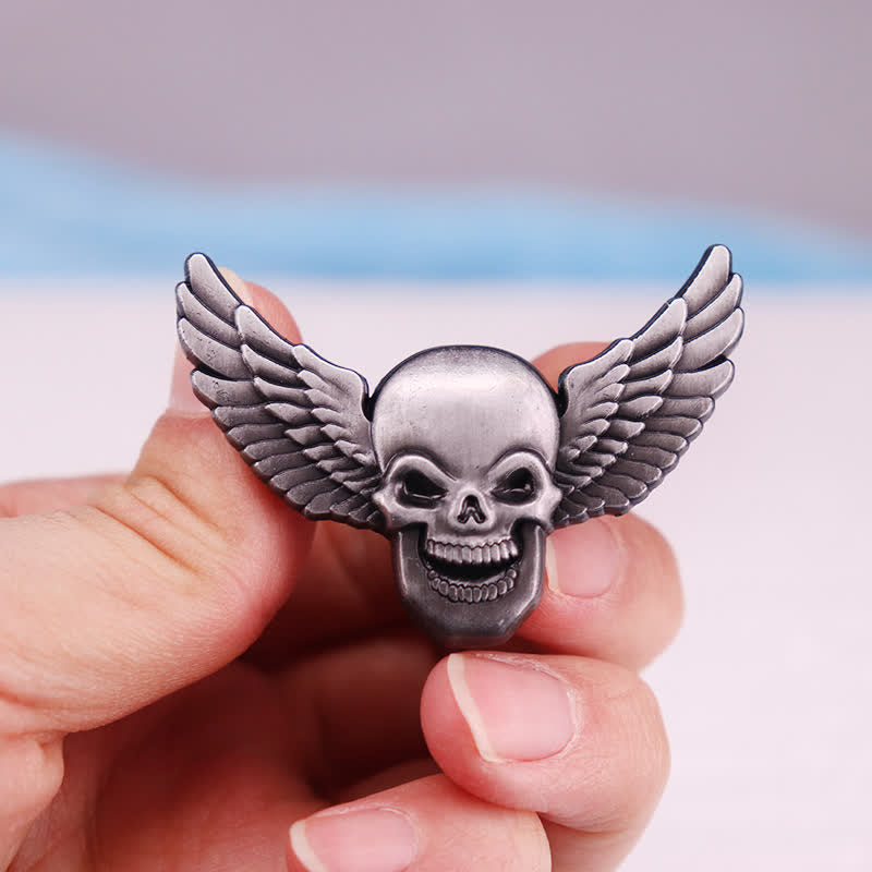 Spilla a forma di testa di teschio demoniaco alato e sorridente - Argento antico - image 0