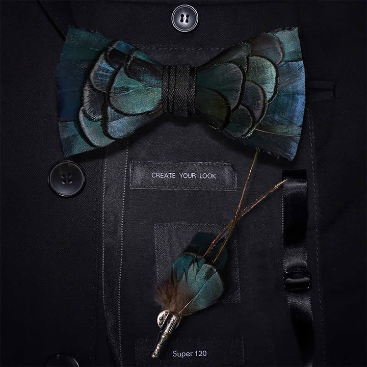 Papillon con piume blu ardesia e spilla da bavero - Blu - image 0