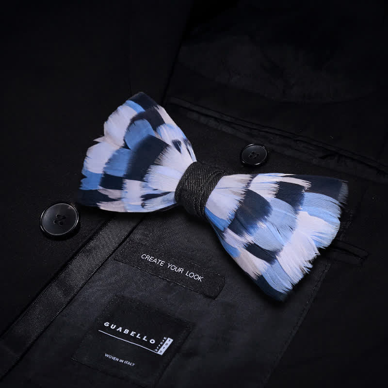 Papillon a scacchi blu e bianco con piume e spilla da bavero - image 2