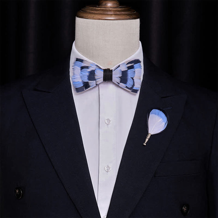 Papillon a scacchi blu e bianco con piume e spilla da bavero - image 1