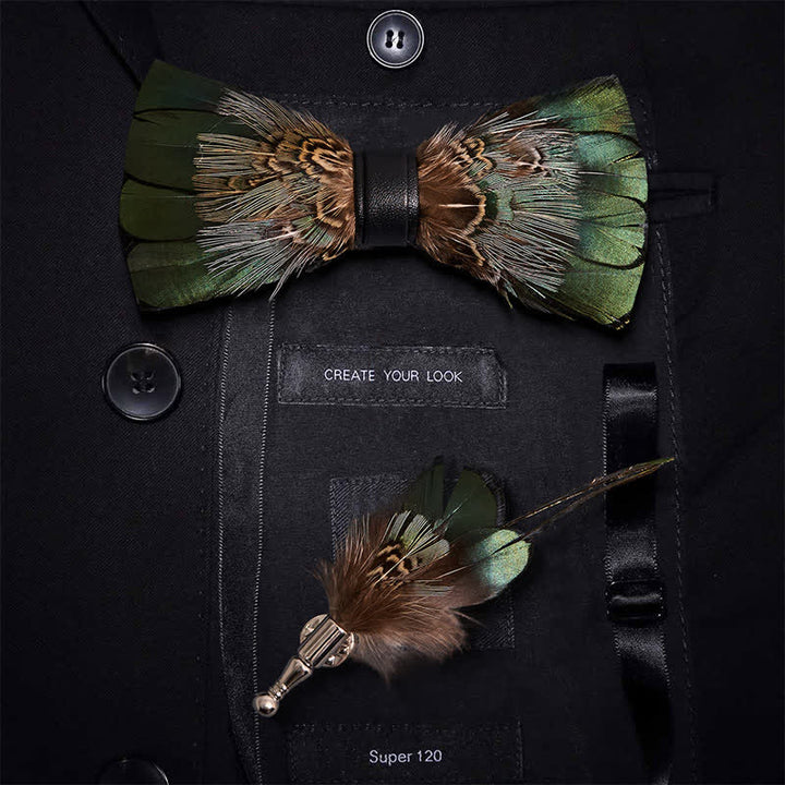 Papillon con piume verde foresta primordiale con spilla da bavero - Verde foresta - image 0