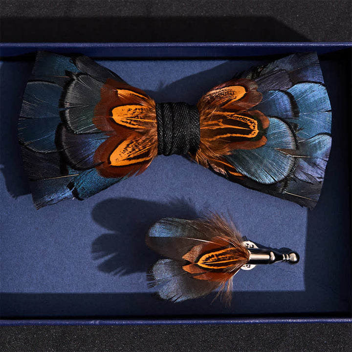 Papillon con piume blu navy e ruggine con spilla da bavero - image 3