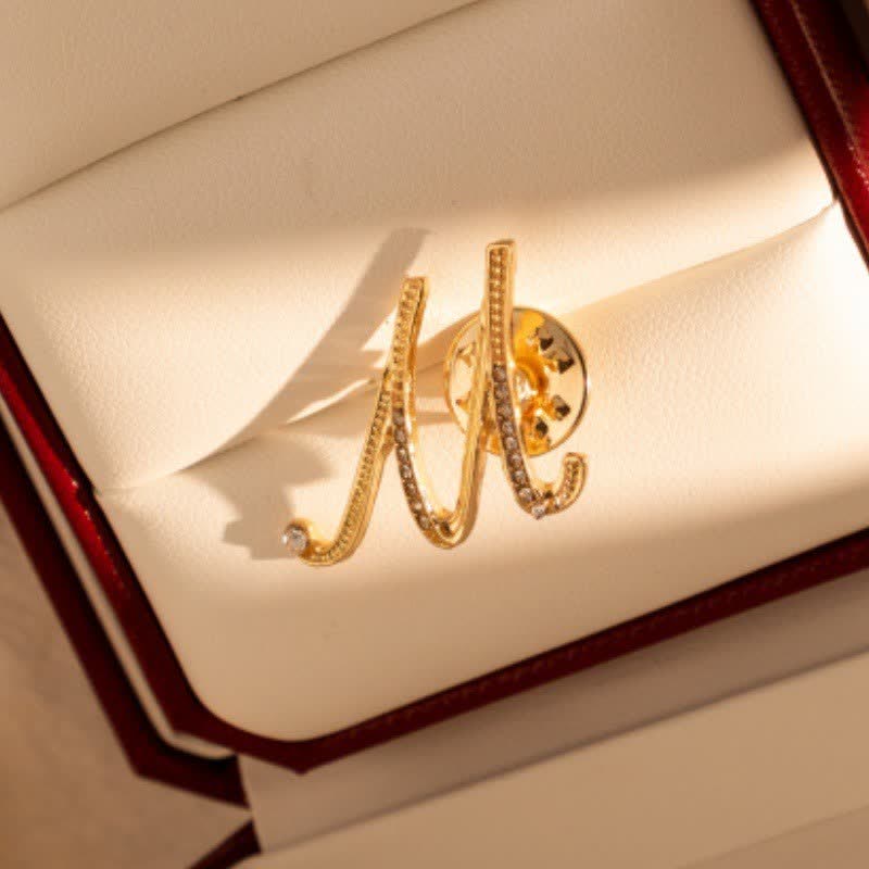 Spilla con lettera iniziale in oro 26 dell'alfabeto con strass - M - image 13