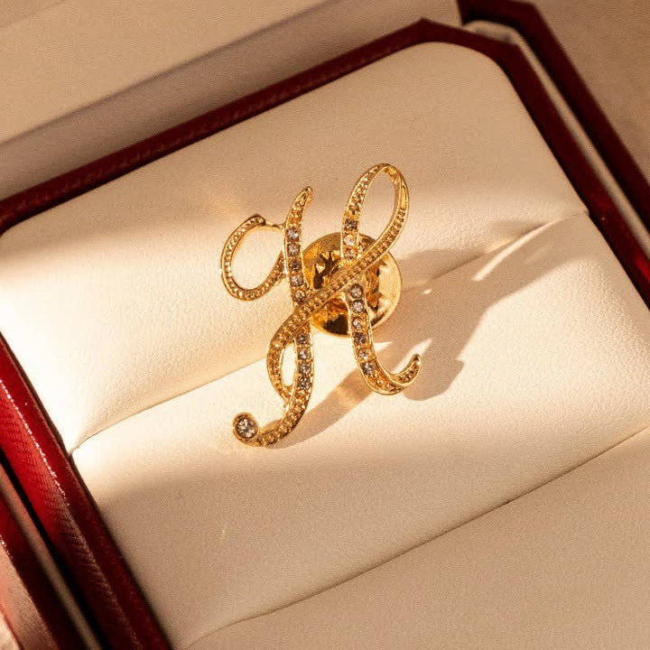 Spilla con lettera iniziale in oro 26 dell'alfabeto con strass - H - image 8