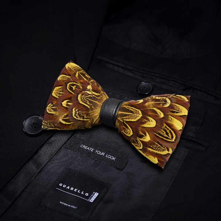 Papillon con piume di fagiano giallo e terra d'ombra e spilla da bavero - image 2