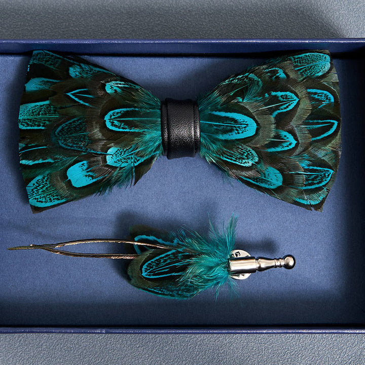 Papillon con piume di pavone verde acqua e nero con spilla da bavero - image 3