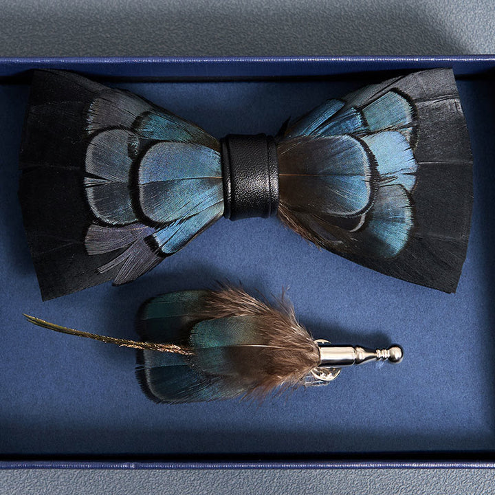 Papillon misterioso con piume blu notte per bambini con spilla da bavero - image 3