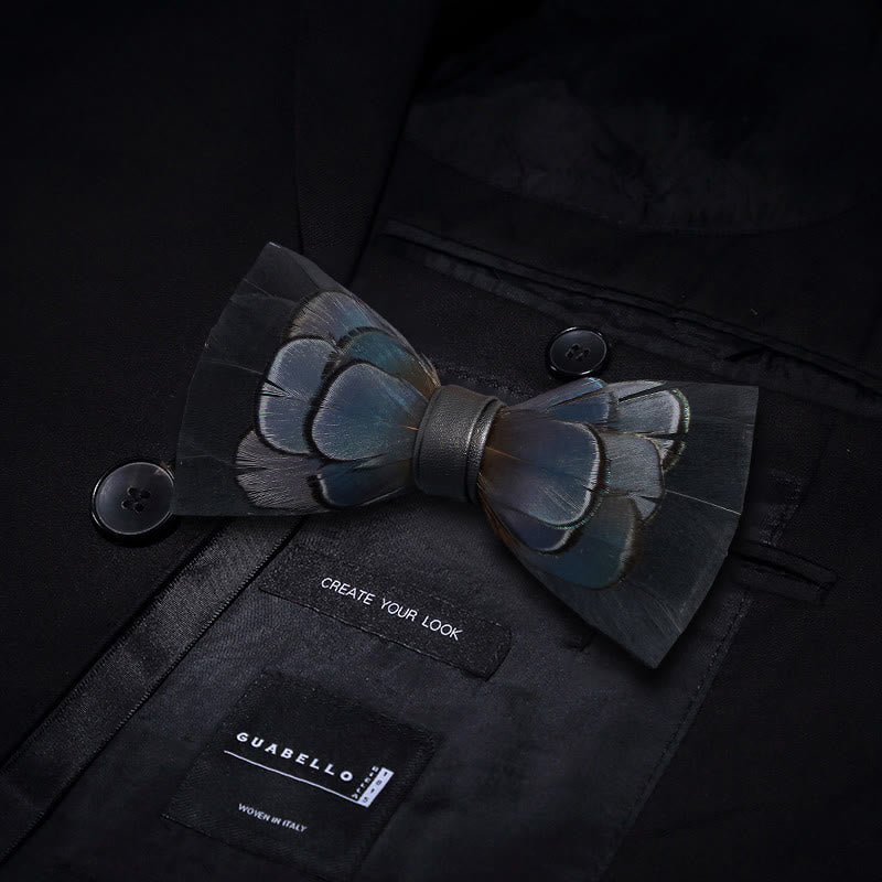 Papillon misterioso con piume blu notte per bambini con spilla da bavero - image 2