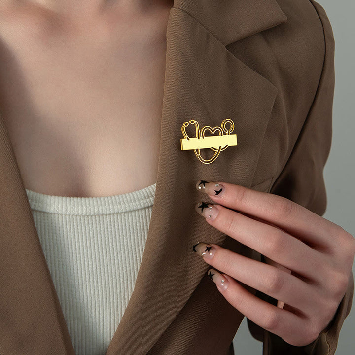 Spilla stetoscopio a striscia lunga in oro personalizzabile con il tuo nome - image 1