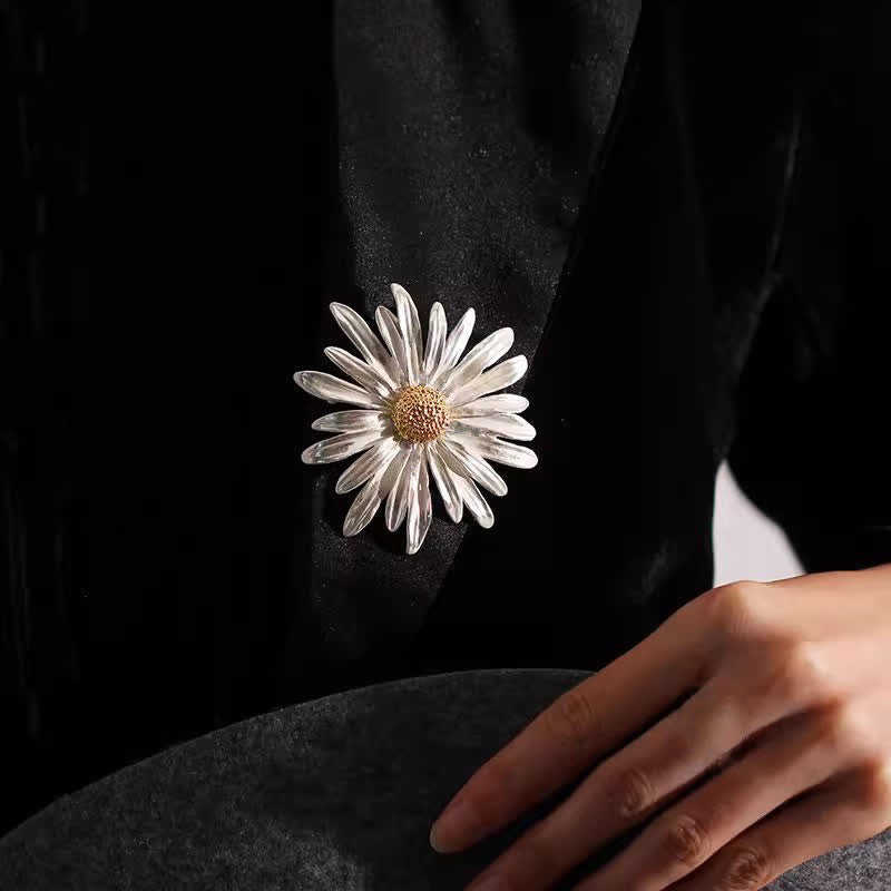 Spilla artistica da donna con margherita in argento e dipinto a olio - image 1