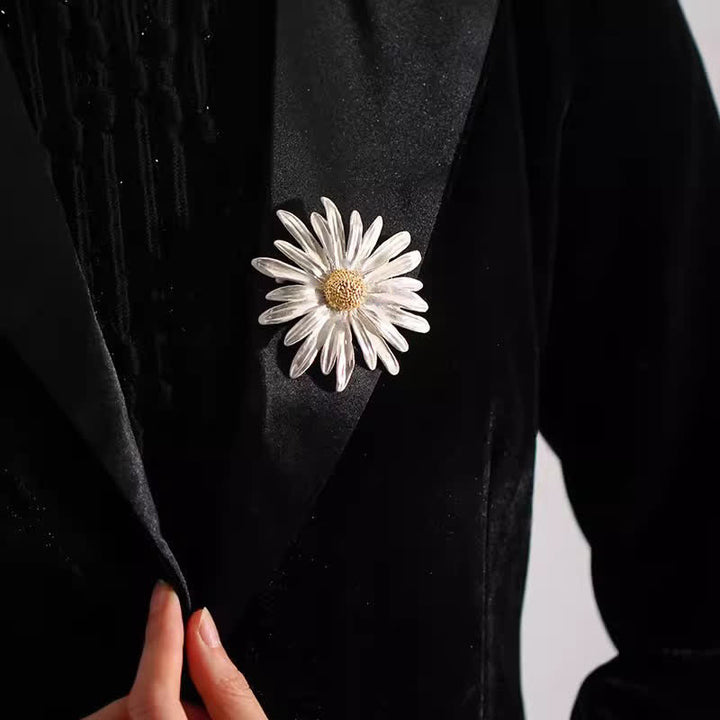 Spilla artistica da donna con margherita in argento e dipinto a olio - image 2