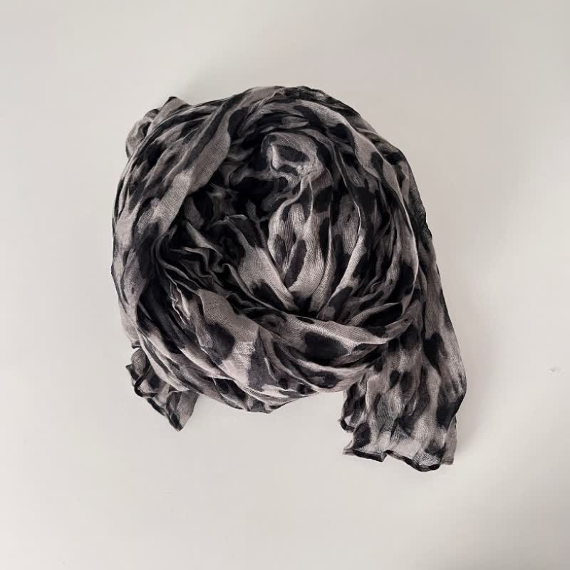 Sciarpa autunnale sottile in lino e cotone plissettato con stampa leopardata da donna - image 7