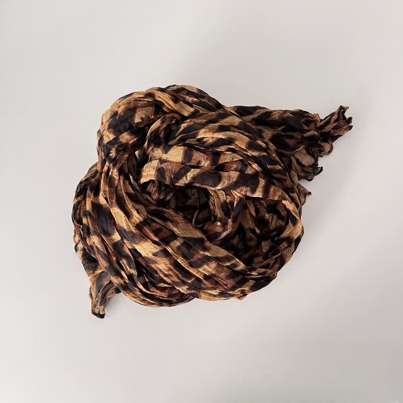 Sciarpa autunnale sottile in lino e cotone plissettato con stampa leopardata da donna - image 4