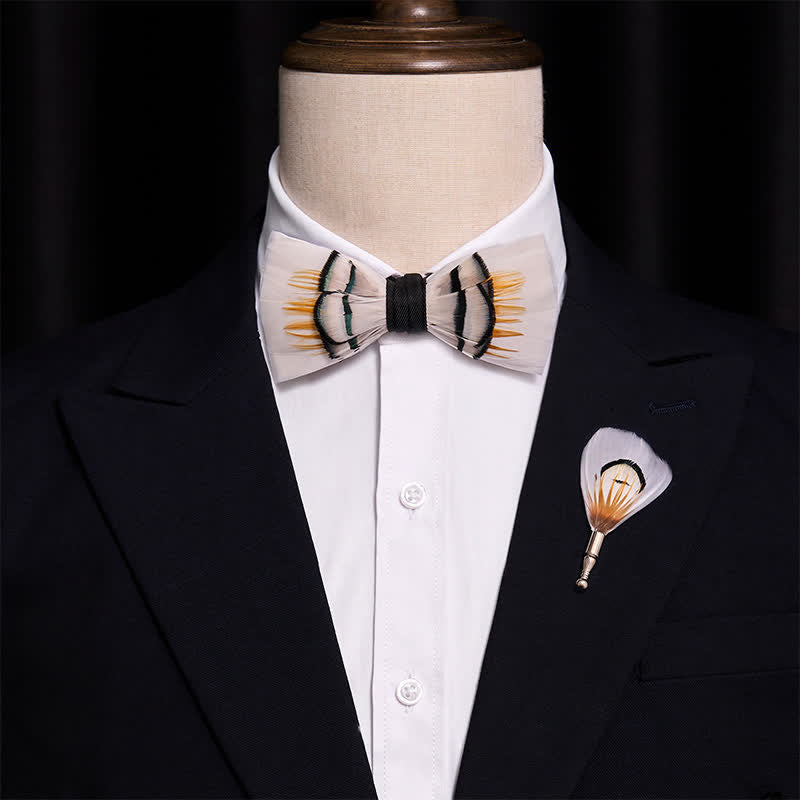 Papillon beige elegante con piume e spilla da bavero - image 1