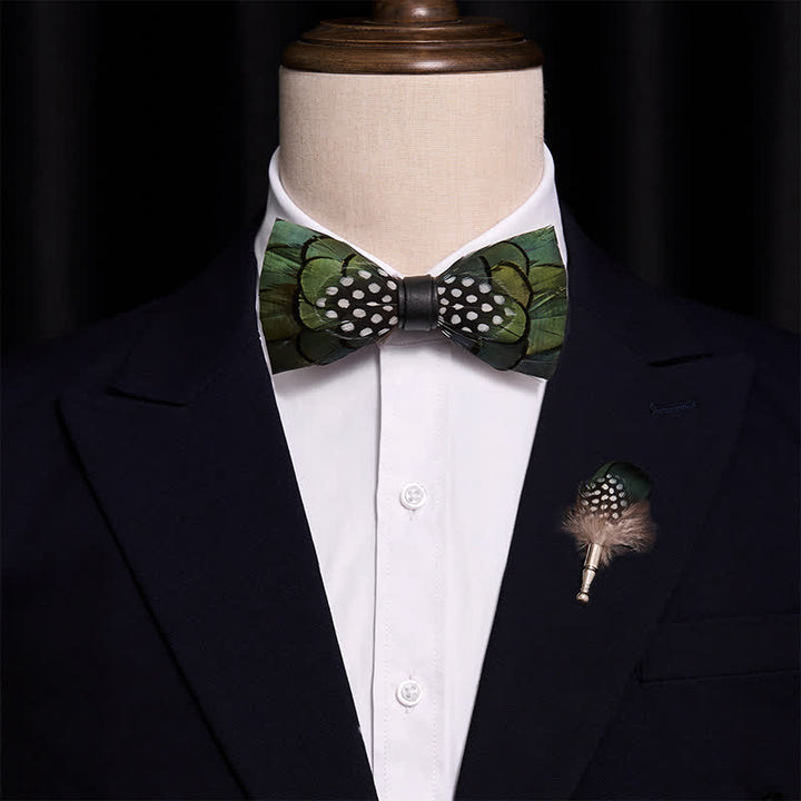 Elegante papillon con piume verde scuro e spilla da bavero - image 1