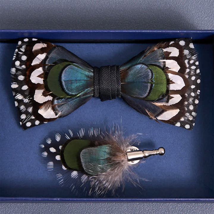 Papillon con spilla da bavero in piuma d'oca blu e bianca della Guinea - image 3