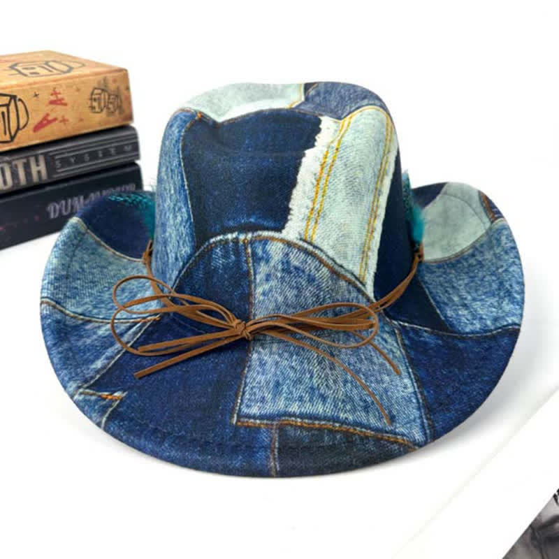 Cappello da cowboy in denim con piume verdi e design color-block - image 1