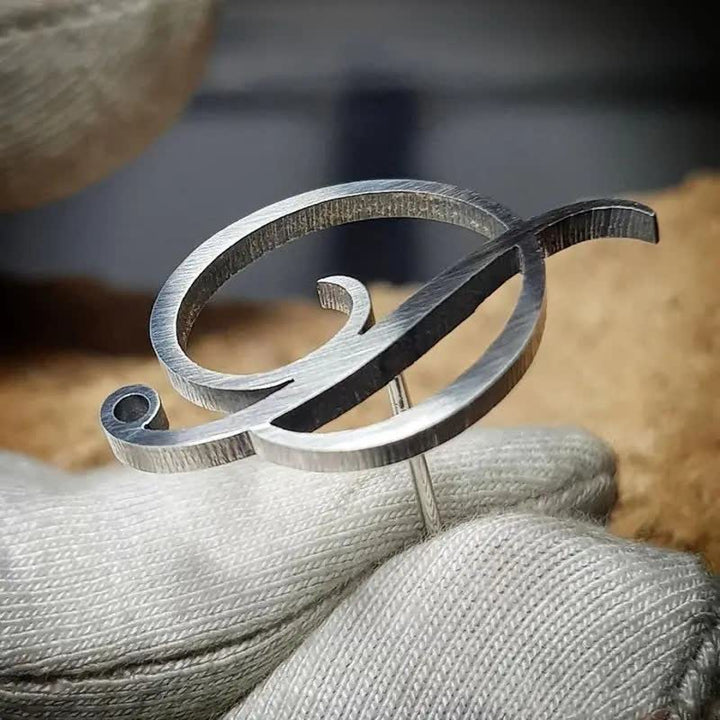 Elegante spilla con iniziali personalizzate e catena - image 3