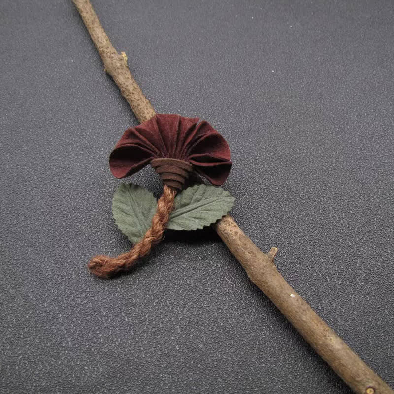 Spilla in tessuto con design originale a forma di fiore arricciato color bordeaux per matrimonio - image 1
