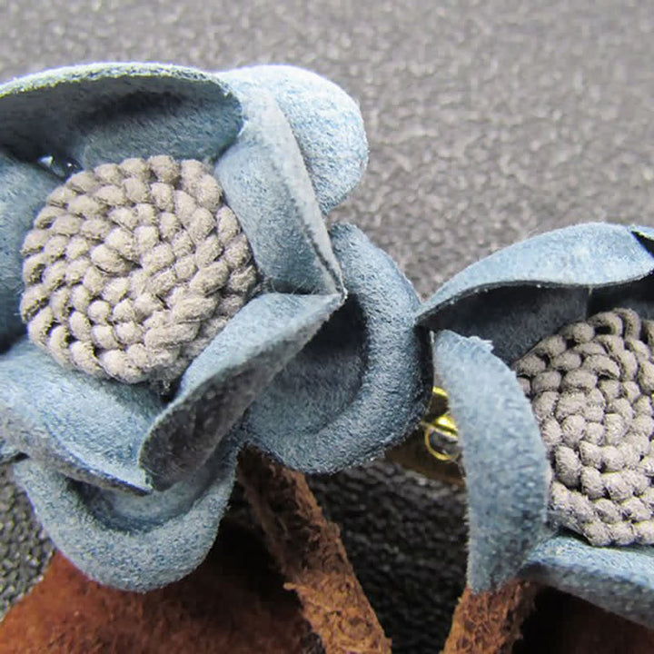 Spilla in stoffa con fiori doppi dal design originale azzurro pallido per matrimonio - image 4