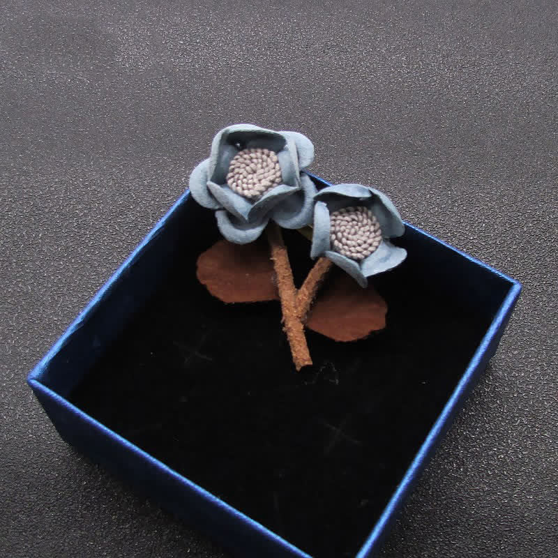 Spilla in stoffa con fiori doppi dal design originale azzurro pallido per matrimonio - image 3