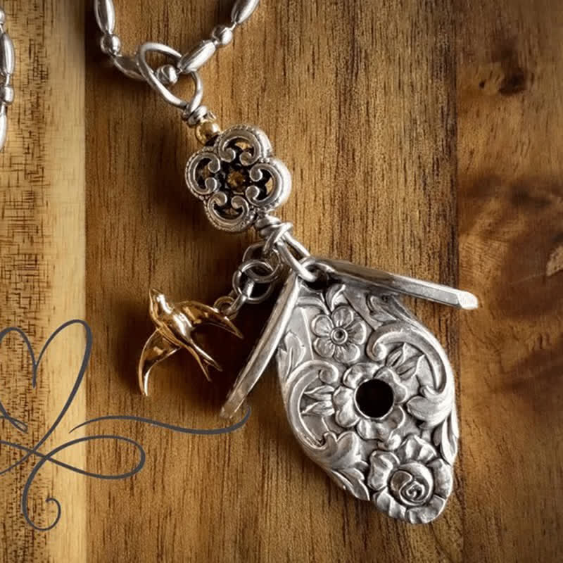 Collana placcata in argento con piccola casetta per uccelli