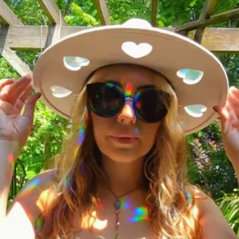 Cappello di paglia da cowgirl con prisma arcobaleno e acchiappasole celeste