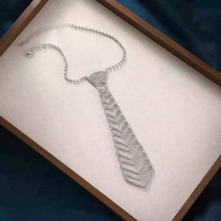 Collana con cravatta creativa in cristallo e strass a forma di strisce - image 3