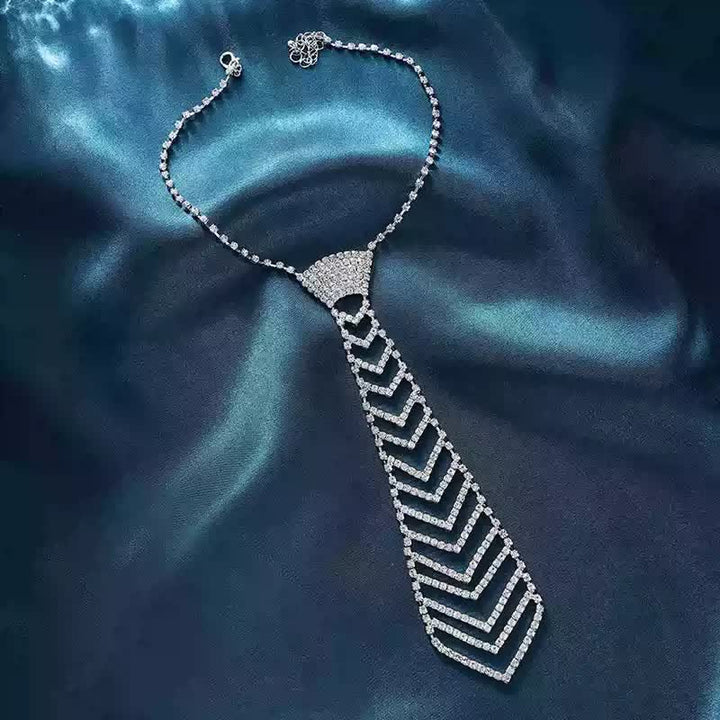 Collana con cravatta creativa in cristallo e strass a forma di strisce - image 5