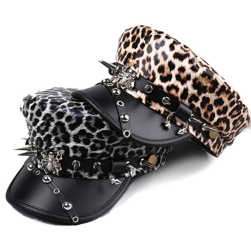 Cappello basco da donna in pelle con stampa leopardata e decorazioni con rivetti - image 1