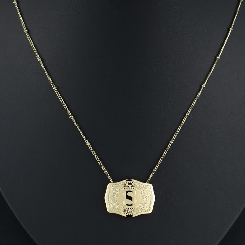Collana con lettera iniziale in rilievo in oro - image 1