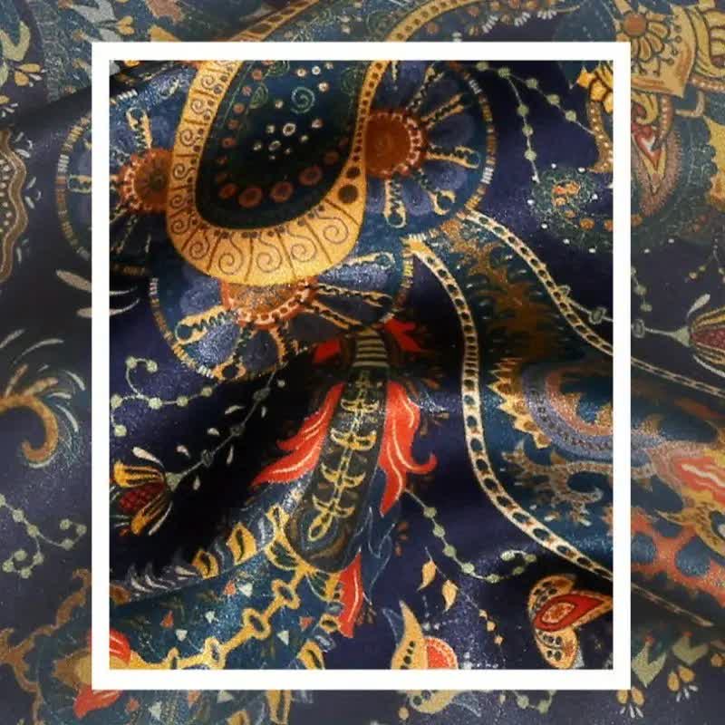 Sciarpa lunga e sottile in seta reversibile con motivo Paisley blu navy e oro da uomo - image 2