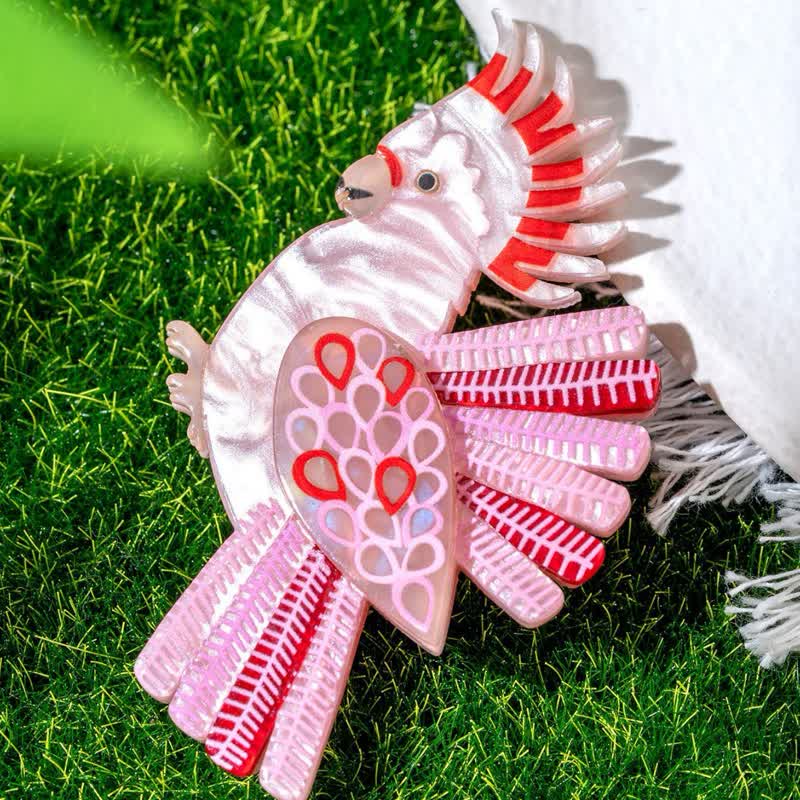 Spilla fatta a mano in acrilico a forma di pappagallo rosa - image 1