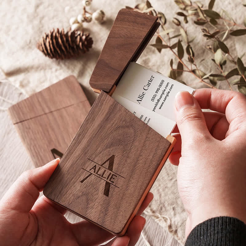 Porta biglietti da visita in legno con nome inciso personalizzato - image 1