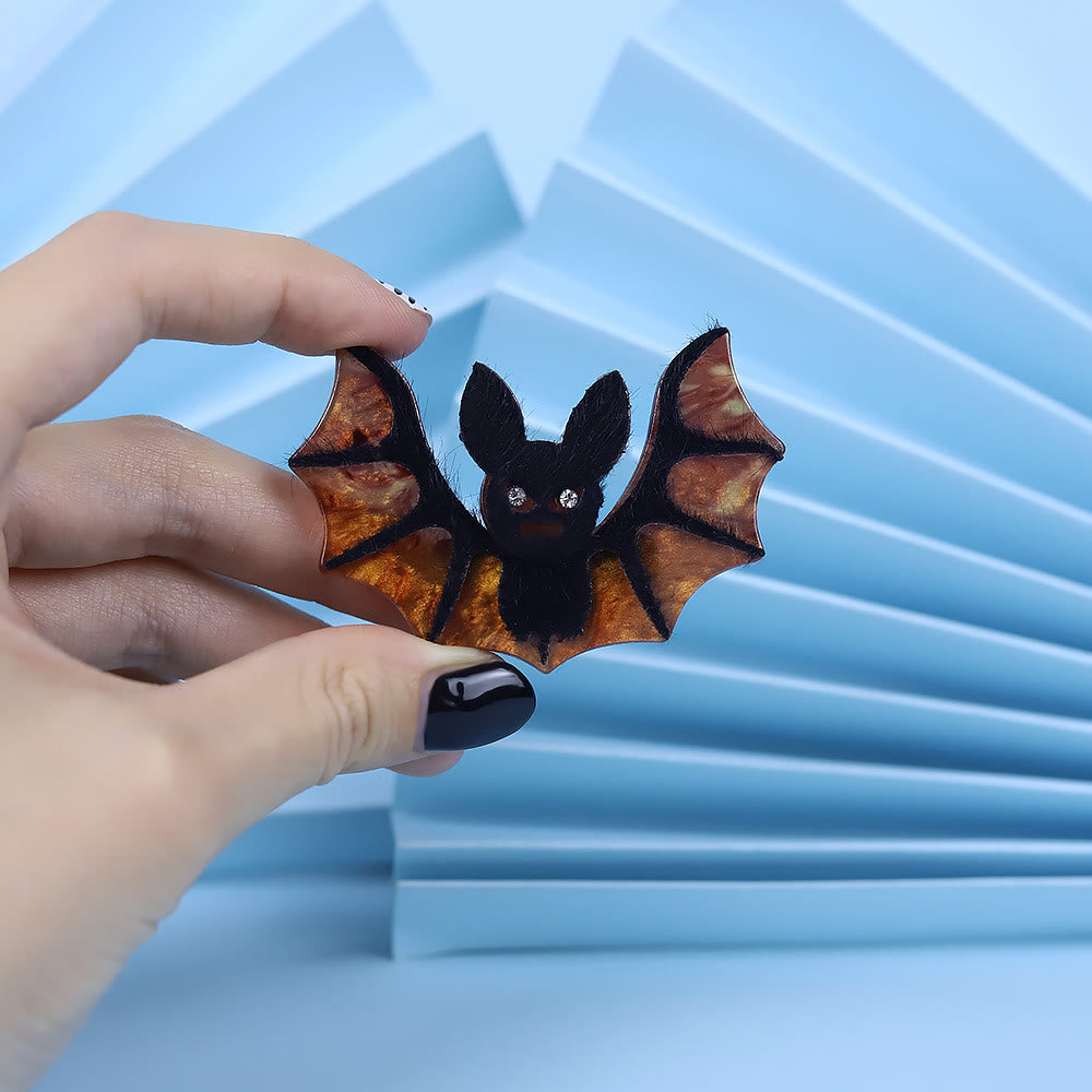 Spilla a forma di pipistrello in acrilico fatta a mano per Halloween - image 3