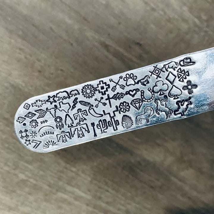 Collana in acciaio inossidabile con iniziale personalizzata in argento con mini targhetta per bovini - image 2